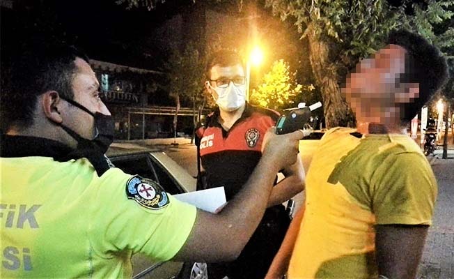 Polisin alkollü sürücüyle imtihanı: “Ciğerlerim yetmiyor abi”