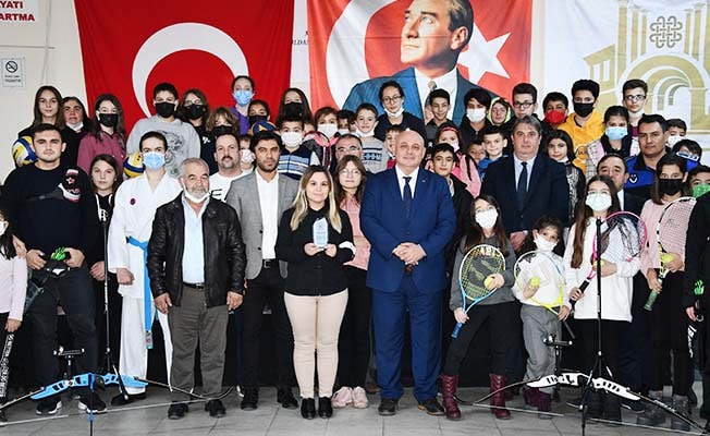 Buldanlı sporculardan Başkan Şevik'e plaket