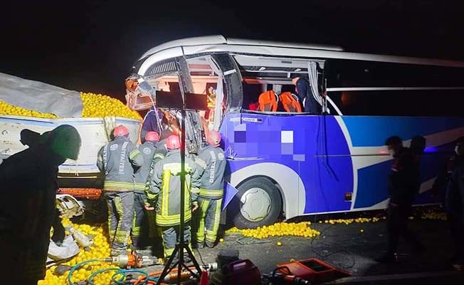 Yolcu otobüsü limon yüklü tıra arkadan çarptı; 1 ölü, 23 yaralı