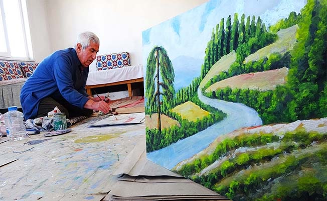 Emekli öğretmen yarım asırdır köyünü resmediyor