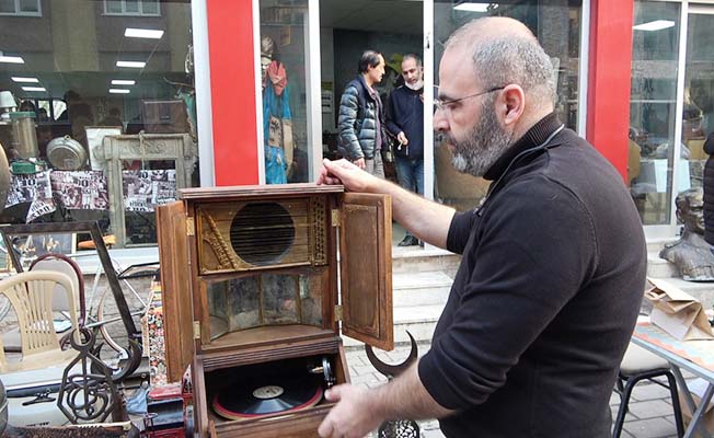 Sokak mezatın gözdesi asırlık gramofon 19 bin TL’ye alıcı buldu