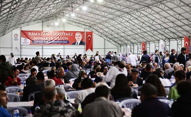 Büyükşehir’in iftar çadırı ilk gün binlerce vatandaşı ağırladı