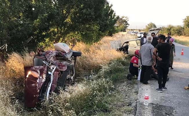 Otomobiller kafa kafaya çarpıştı: 6 aylık bebek öldü, 4 kişi yaralandı