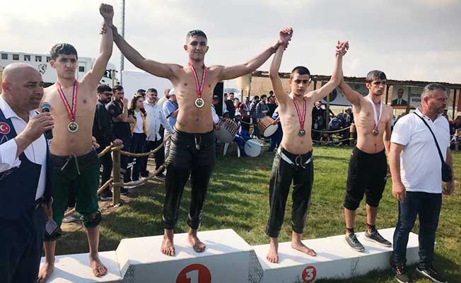 Pamukkale Belediyesporlu güreşçi Tozkoparan Birincisi