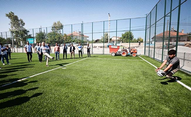 Başkan Zolan gençlerle futbol oynadı, vatandaşlarla kucaklaştı