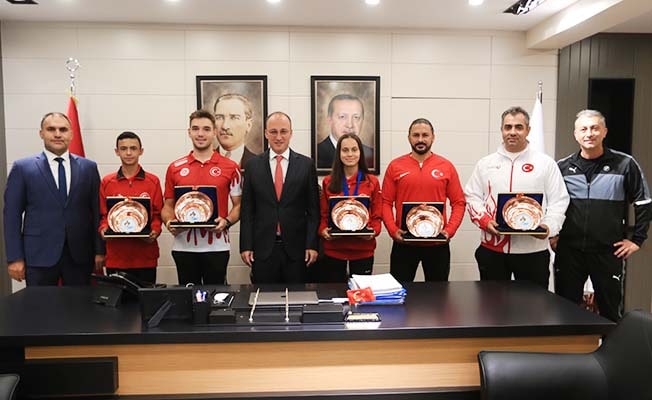 Pamukkale Belediyesi’nin Milli sporcuları Başkan Örki’yi ziyaret etti