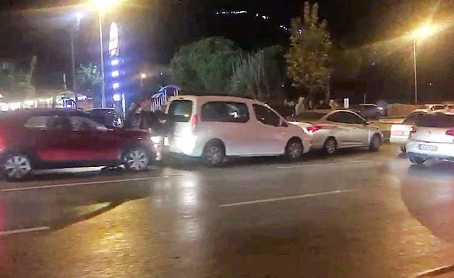 10 aracın karıştığı zincirleme kazada 2 kişi yaralandı