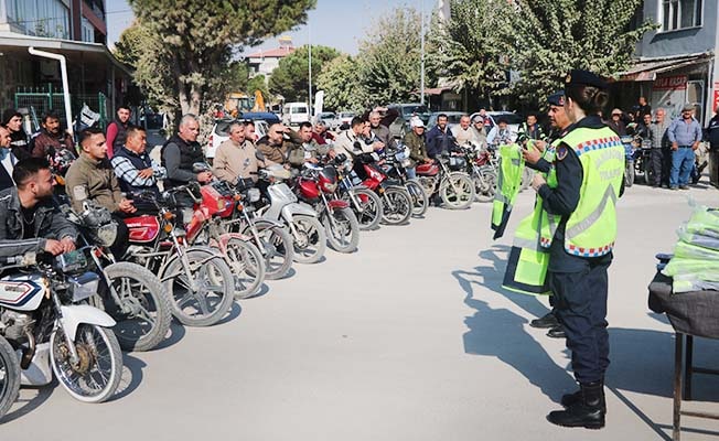 Jandarma motosiklet sürücülerine reflektif yelek dağıttı