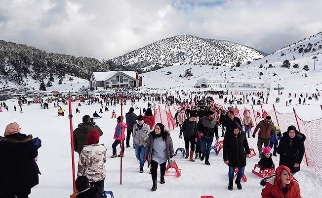 Sezonu erken açan Denizli Kayak Merkezi yerli ve yabancı turistlerin akınına uğradı