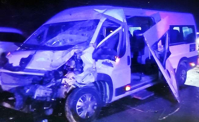 İşçileri taşıyan minibüs saman yüklü kamyonetle çarpıştı: 10 yaralı