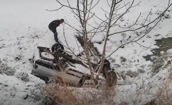 Kar nedeniyle kayganlaşan yolda otomobil kontrolden çıktı: 3 yaralı