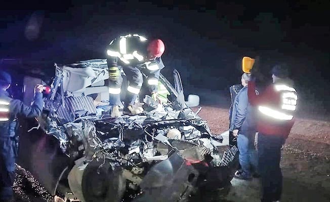 Otomobil tomruk yüklü kamyona arkadan çarptı: 1 ölü