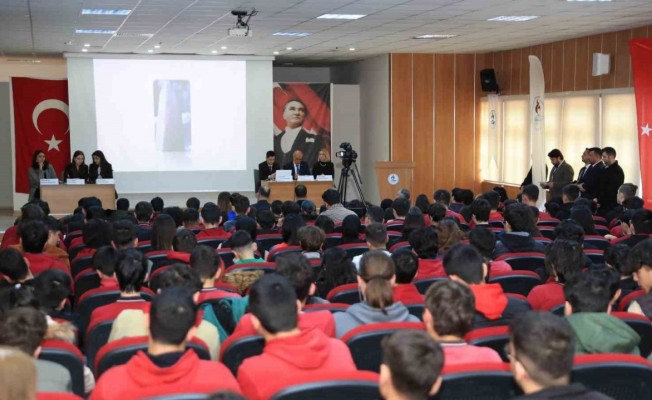 Pamukkale Belediyesi Mehmet Akif’i gençlere anlattı