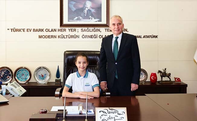 Başkan Zolan koltuğunu 4. Sınıf öğrencisi Beril Özen’e devretti