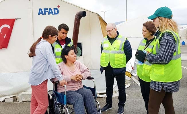 Hatay’da görev yapan Pamukkale HEM ekibi engelli depremzedeyi sevindirdi