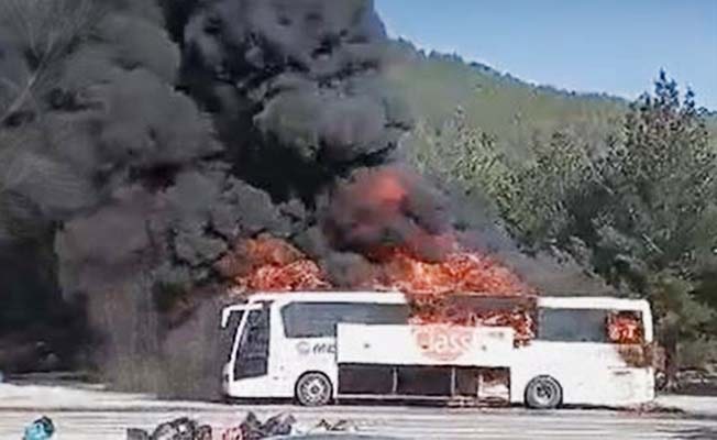 Seyir halindeki otobüs alev alev yandı, facianın eşiğinden dönüldü