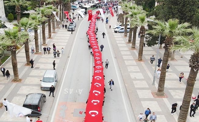 19 Mayıs'ta 120 metrelik Türk bayrağı elden ele taşındı