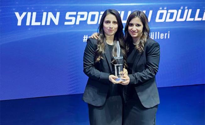 Şeydanur Kaplan ve Berfin Altan'a Yılın Paralimpik Engelli Sporcusu ve Takımı Ödülü