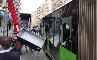 Yük asansörü, yolcu dolu halk otobüsüne çarptı: 1 yaralı
