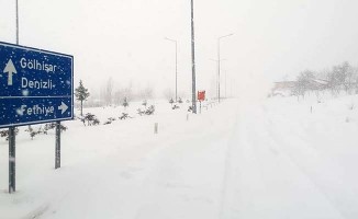 Denizli’de ulaşıma kar engeli: Çameli - Fethiye - Gölhisar karayolu ulaşıma kapandı