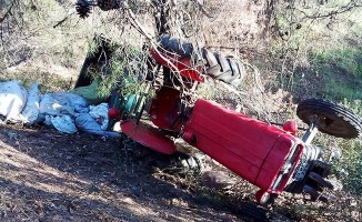 Devrilen traktörün altında kalan çiftçi ağır yaralandı