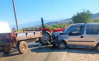 Traktör ile otomobil kafa kafaya çarpıştı: 4 yaralı