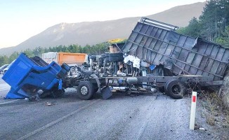 Yem yüklü TIR'la kargo kamyonu çarpıştı: Sürücüler yaralandı