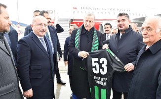 Cumhurbaşkanı Erdoğan’a Denizlispor forması hediye edildi