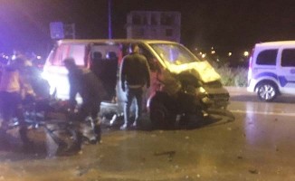 Otomobil midibüsle çarpıştı: 3 ölü