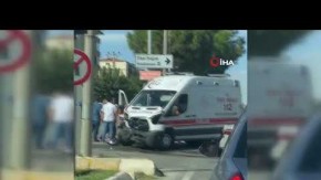 Hasta taşıyan ambulans kavşakta hafif ticari araç ile çarpıştı; 4 yaralı