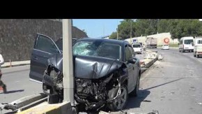 Virajı alamayan otomobilin çarptığı SUV araç orta refüje daldı: 4 yaralı